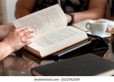 Писатели собираются в книжный клуб, делятся историями, обсуждают литературу и наслаждаются отдыхом за чашкой кофе в помещении