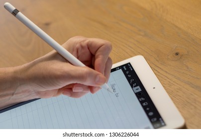 Writing A Digital Memo On The IPad With A Digital Pencil