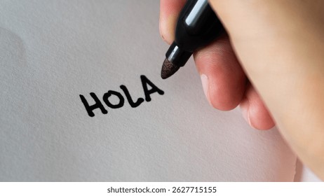 Escribir “hola” en un cuaderno de bocetos 