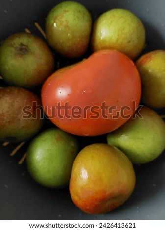 wrong circle of tomato in the middle of apples