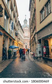 Wurzburg/Germany-3/1/19: Schmalzmarkt On A Snowy Winter Day In The Centre Of Wurzburg, Brightly Decorated For Christmas. Lavazza Cafe Is On The Left