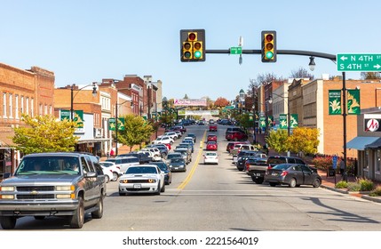 WYTHEVILLE, VA, USA-15 OCTOBER 2022: Wide-angle View Of Main Street At 4th Showing Buildings And Street Busy With Traffic And People.  Sunny, Autumn Day.