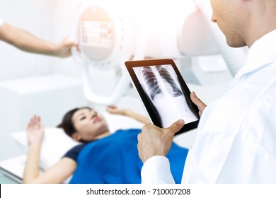 X-Ray Or Direct Radiograph With Out Film , Film-less Machine Ct Scan Technology Concept. Doctor Use Tablet For Monitoring Chest Of Patient With Digital File In Smart Healthcare Hospital.