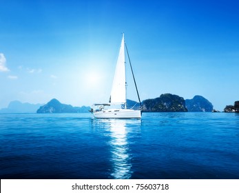 Yacht und Blaues Meer