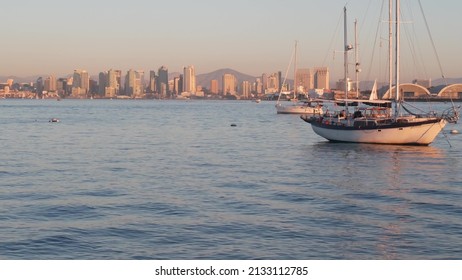 Yachts In Marina And Downtown City Skyline At Sunset, San Diego Cityscape, California Coast, USA. Highrise Skyscrapers, Boat In Bay, Waterfront Promenade. Urban Architecture And Sailboat In Harbor.