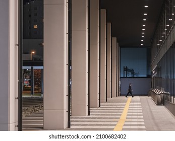 Yamagata, Japon 23 octobre 2021 : un personnel de sécurité traversant l'entrée du nouveau bâtiment appelé le hall Yamagata Kokumin la nuit.