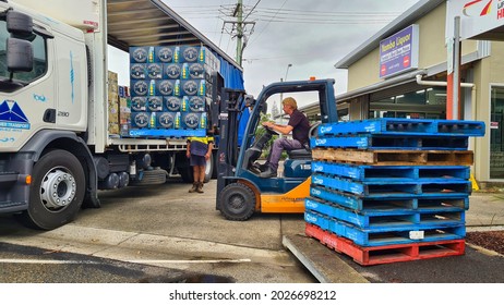 Yamba, New South Wales Australia - March 3, 2021: Forklift Driver Unloading Liquor Delivery At Yamba Liquor