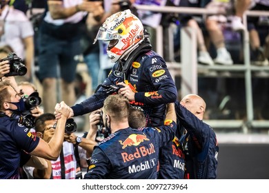 Yas Marina Circuit, Abu Dhabi. 9-12 December 2021. F1 World Championship. Max Verstappen, Red Bull, celebrating with team.