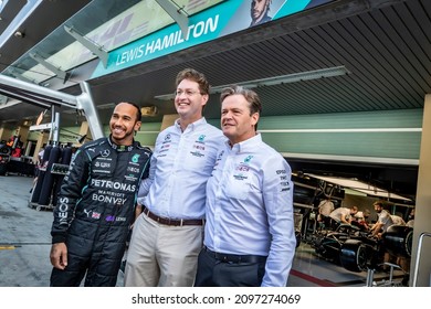 Yas Marina Circuit, Abu Dhabi. 9-12 December 2021. F1 World Championship. Ola Kallenius, Chairman of Management Mercedes-Benz AG, with Lewis Hamilton.