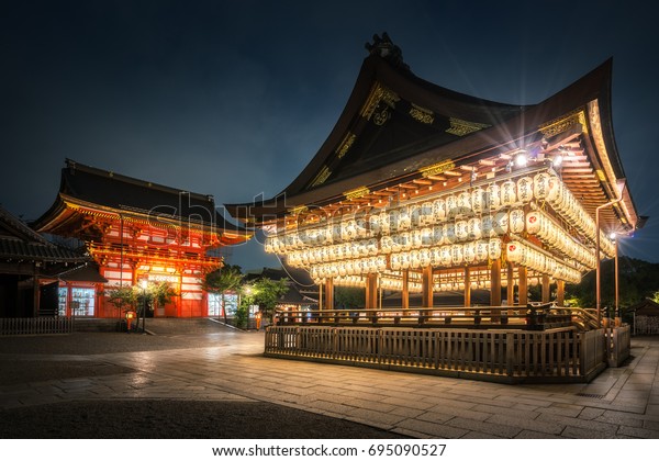 青い時間に100個のちょうちんが灯る八坂神社 の写真素材 今すぐ編集