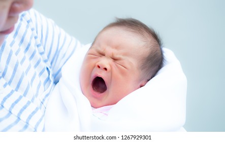 Yawning Innocent Baby,Asian Cute Baby Girl Hugging Her Mother Yawning,Portrait Of A Loving Mother Holding Baby And Talking To Sleep,Newborn Baby Girl Yawning Portrait,Body Language Is Natural,