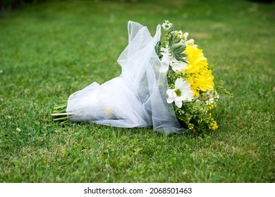 Yeallow wedding bouquet. Close-up view