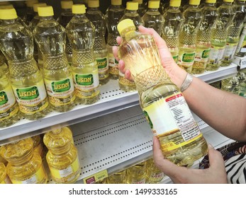 Year 2019 At Tesco Ayutthaya Mall
Pictures Of Housewives Buying Vegetable Oil For Household Cooking
