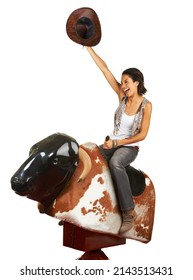 Sí. Imagen de estudio de una hermosa joven montada en un toro mecánico con un fondo blanco.