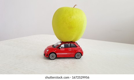 manzana amarilla en el modelo de fiat rojo 500