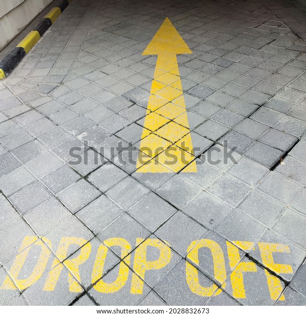 yellow arrow to show\
the right direction