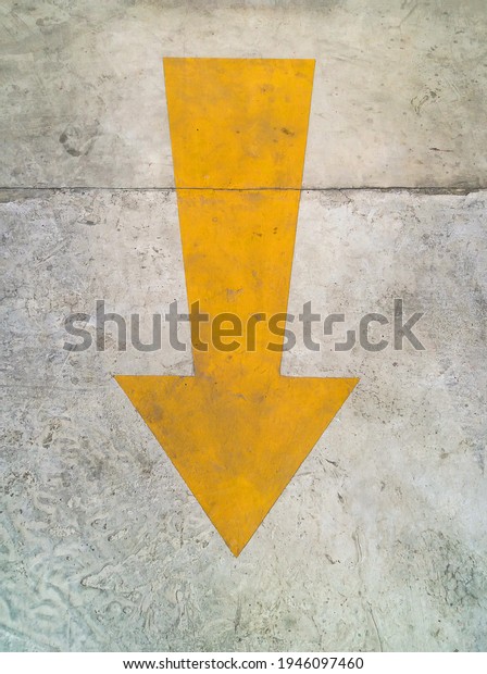 Yellow arrow symbol on the ground. Indicate\
points to go straight.
