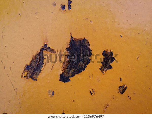 The
yellow background of the car is abrasion and
rust.