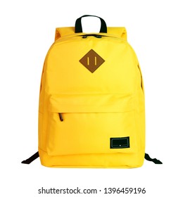 Желтый повседневный рюкзак, изолированный на белом фоне. Дорожный рюкзак с отделением на молнии. Рюкзак-ранец. Холст школьный рюкзак. Сумка вид спереди с плечевыми ремнями