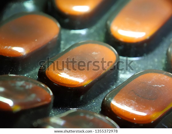 yellow color pills\
packed in strip side\
view