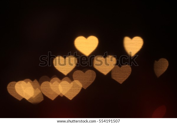 黒い背景に黄色の金色のハート型 夜の背景に装飾用のカラフルな照明ボケ白の壁紙にぼかしたバレンタイン ラブピクチャの背景 夜のソフトな照明ハート型 の写真素材 今すぐ編集