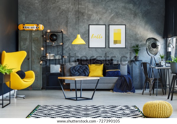 Photo De Stock De Lampe Jaune Au Dessus De La Table