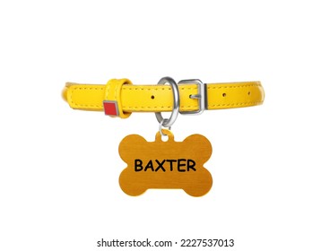 Collarín de perro de cuero amarillo con etiqueta en forma de hueso aislado en blanco