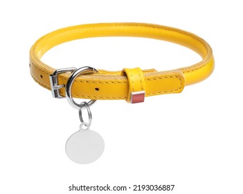 Collarín de perro de cuero amarillo con etiqueta aislada en blanco