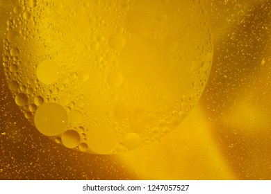 Gelbe Ölblasen auf Wasser, Kochöl-Hintergrund.