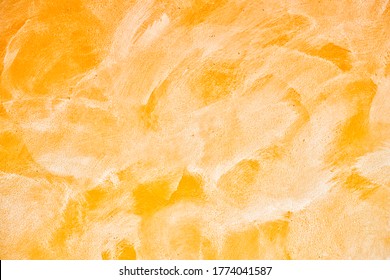 gelbe gestrichene und gebürstete Wandstruktur als Hintergrundbild