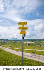 A yellow pointer indicates the direction of the routes.