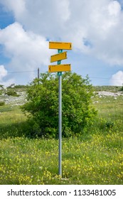 A yellow pointer indicates the direction of the routes.