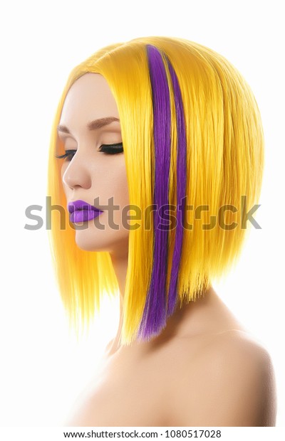 黄色い紫の髪 散髪 髪の色が美しい女の子 髪型 ボブ フリンジ ファッション美人のプロフィールポートレート の写真素材 今すぐ編集