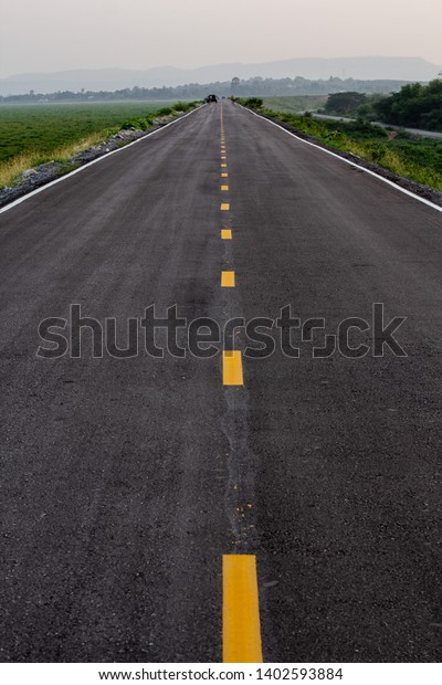 Yellow road dividing road\
Road line