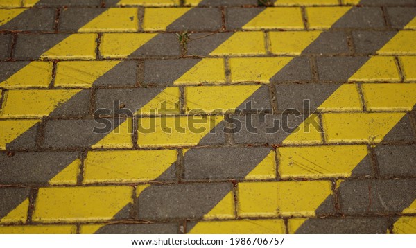 yellow striped stripe on\
cobblestone