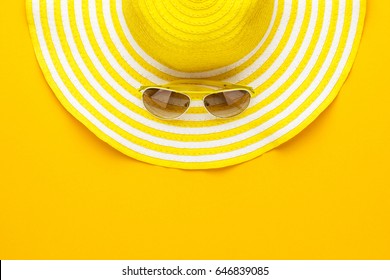 žluté sluneční brýle a pruhované retro klobouk. letní koncept