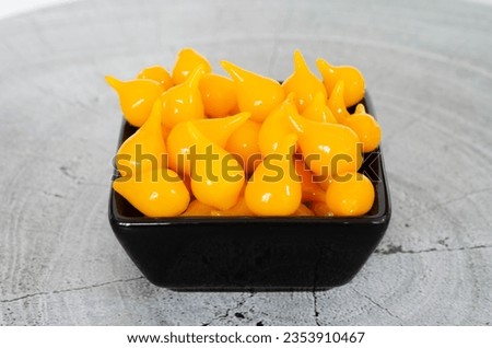 Yellow Sweety Drop peppers,are miniature tear-shaped peppers originally from the Amazon. Grown in Peru, these little yellow cherry tomato-sized peppers have a sweet flavor and a crunchy bite.