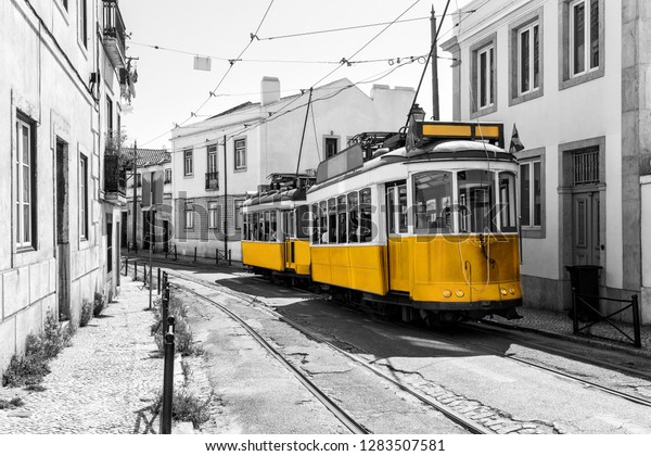 Gelbe Strassenbahn Auf Alten Strassen Von Stockfoto Jetzt Bearbeiten