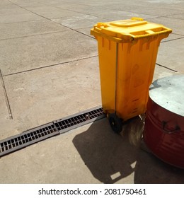 yellow trash can, serves to dispose of inorganic waste