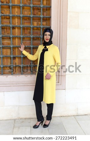 yellow tunic of muslim girl