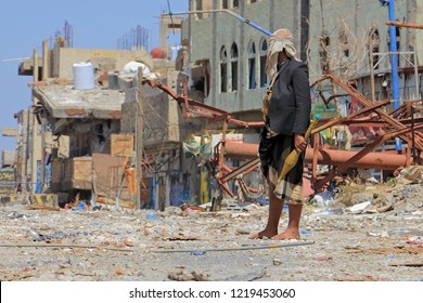 Yemeni soldier shoots Houthi militias, south of Yemen in the city of Taiz