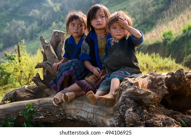 YEN BAI, VIETNAM, September 27, 2016 Hmong Group Of Children, Highland Yen Bai, Vietnam. Friendly Friends