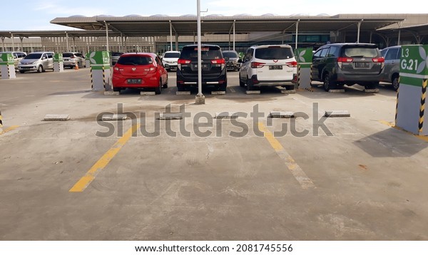 Yia airport parking lot. November 24th, 2021,\
yogyakarta, Indonesia, mobil parkir di parkiran bandara YIA lantai\
3, parkiran outdoors tanpa atap, khusus untuk penjemputan tamu\
kedatangan atau penumpan