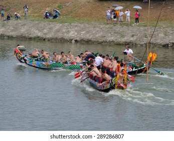 YILAN TAIWAN - June 20: Dragon Boats Collide. Erlong River Dragon Boat Race On The Erlong River On June 20, 2015 In Yilan