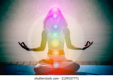 Йога медитация руки женщина в йоге лотоса позы с семью чакр, аура, духовные и Инь Ян символы, балансируя вашу жизнь в концепции природы.