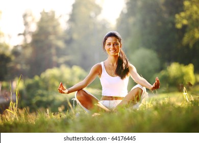  Yoga Woman On Green Grass