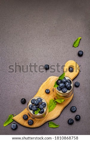 Foto Bild Glas schwarzer Chiapudding mit Wassermelonen-Geschmack