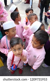 Yogyakarta 22 Oct 2018 - Moslem Kindergarten Kids Are Queuing Before Having An Outdoor Activities In A School Outing Program During Summer Day