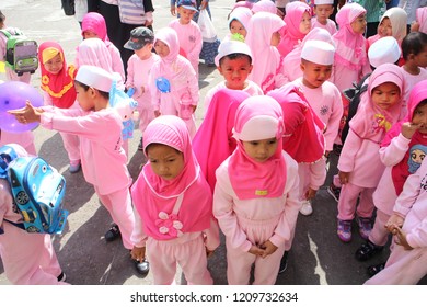 Yogyakarta 22 Oct 2018 - Moslem Kindergarten Kids Are Queuing Before Having An Outdoor Activities In A School Outing Program During Summer Day