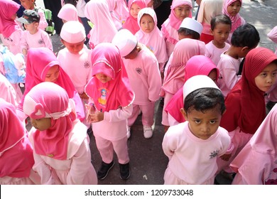 Yogyakarta 22 Oct 2018 - Moslem Kindergarten Kids Are Queuing Before Having An Outdoor Activities In A School Outing Program During Summer Day